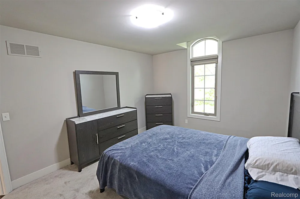 4966 Park Manor Drive Troy City, MI 48098