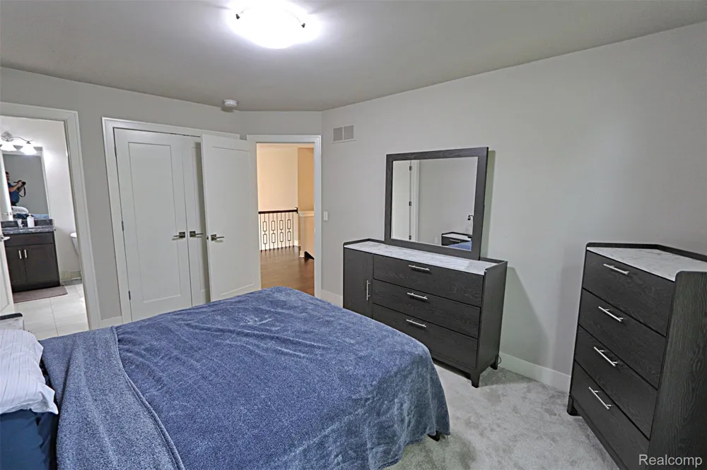 4966 Park Manor Drive Troy City, MI 48098