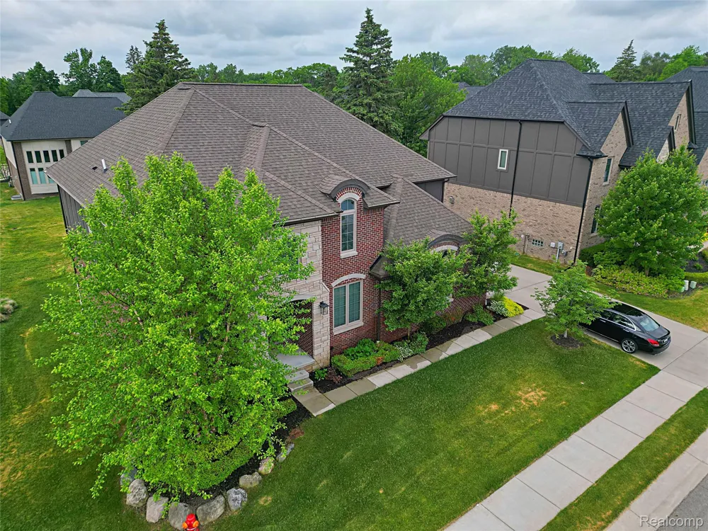 4966 Park Manor Drive Troy City, MI 48098