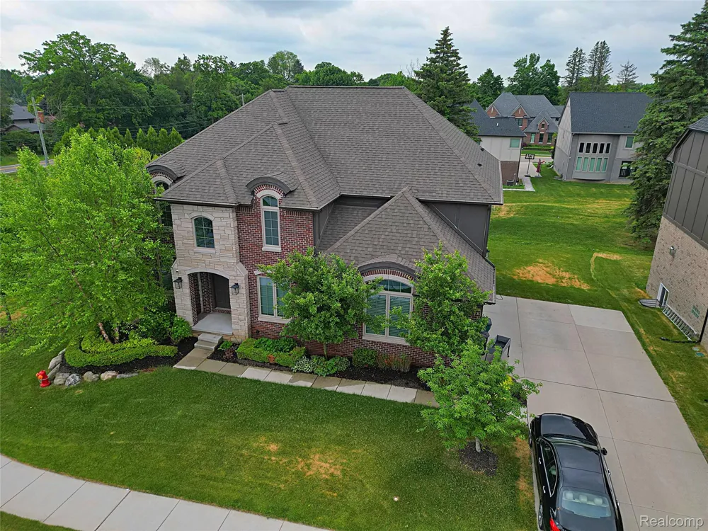 4966 Park Manor Drive Troy City, MI 48098