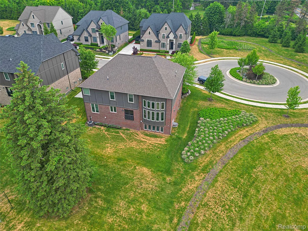 4966 Park Manor Drive Troy City, MI 48098