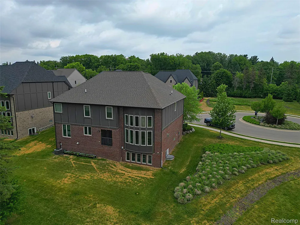 4966 Park Manor Drive Troy City, MI 48098
