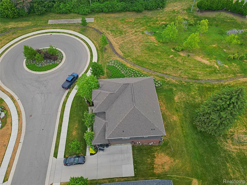 4966 Park Manor Drive Troy City, MI 48098