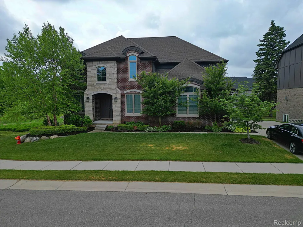 4966 Park Manor Drive Troy City, MI 48098