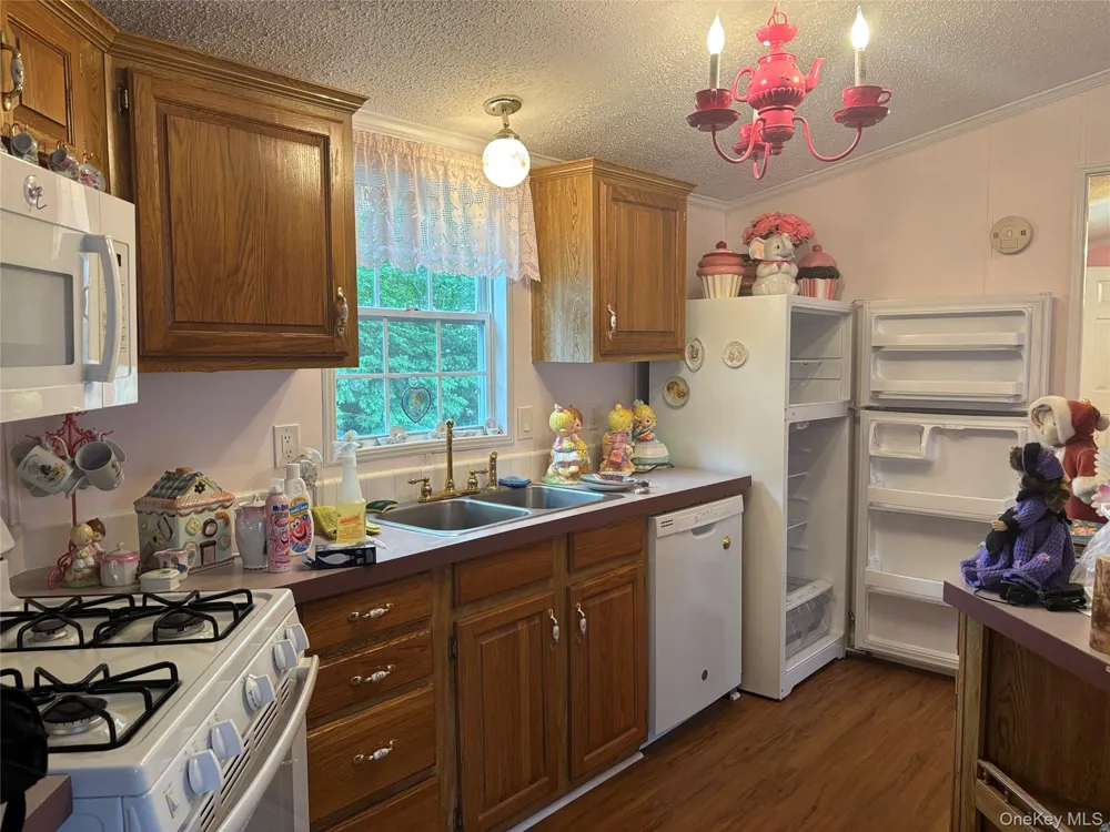 1661 Old Country Road #125 Riverhead, NY 11901