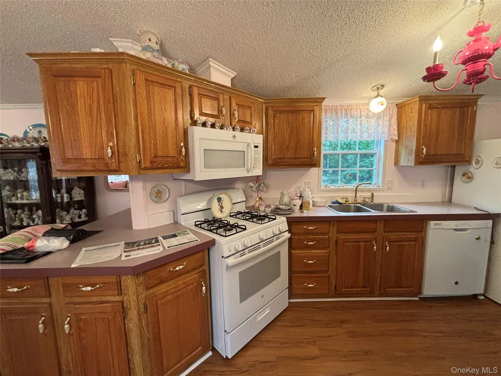 1661 Old Country Road #125 Riverhead, NY 11901