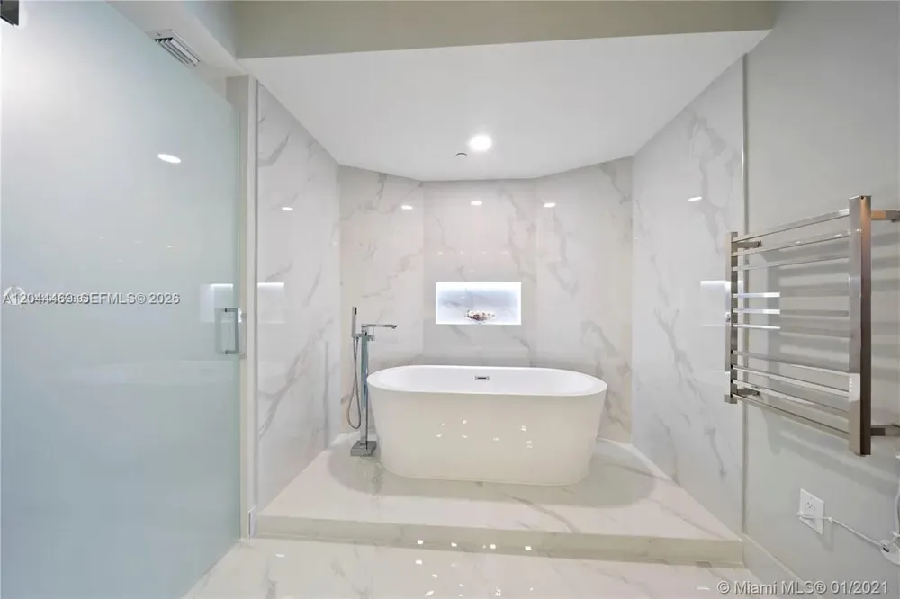 300 S Pointe Dr #3604 Miami Beach, FL 33139