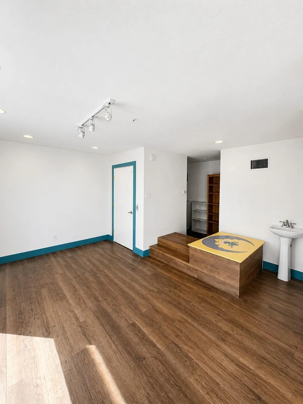 2211 Worthington Street Dallas, TX 75204