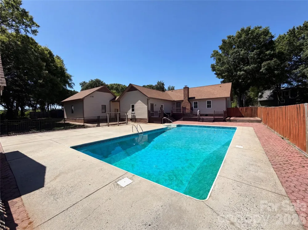 8400 Chestnut Oak Court Harrisburg, NC 28075