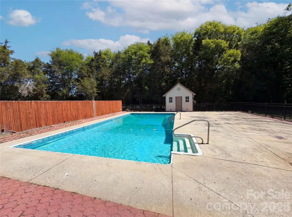 8400 Chestnut Oak Court Harrisburg, NC 28075