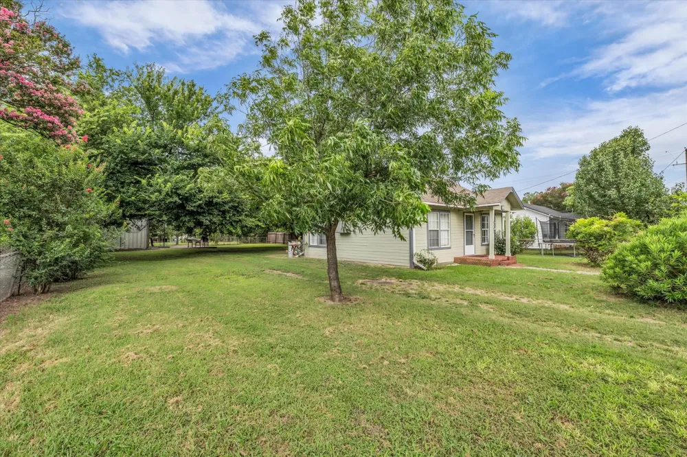 1020 Fisher Street Bellmead, TX 76705