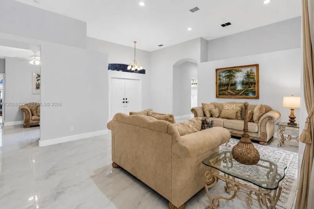 3852 Oak Ridge Cir Weston, FL 33331
