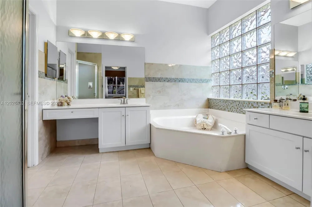 3852 Oak Ridge Cir Weston, FL 33331