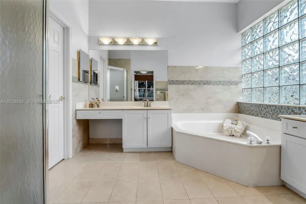 3852 Oak Ridge Cir Weston, FL 33331