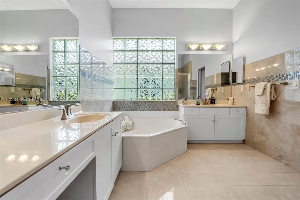 3852 Oak Ridge Cir Weston, FL 33331