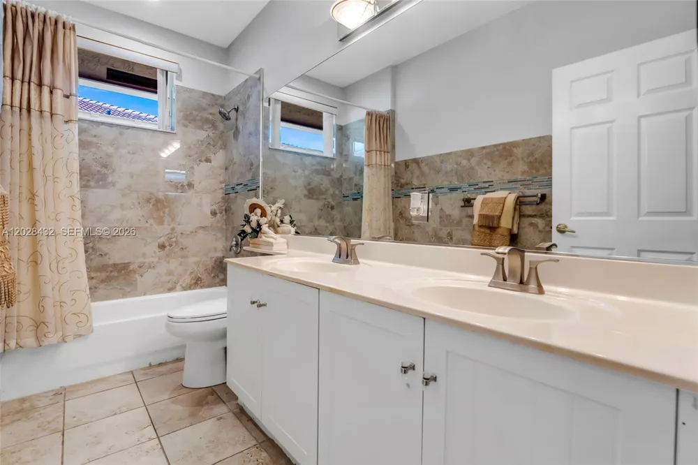 3852 Oak Ridge Cir Weston, FL 33331