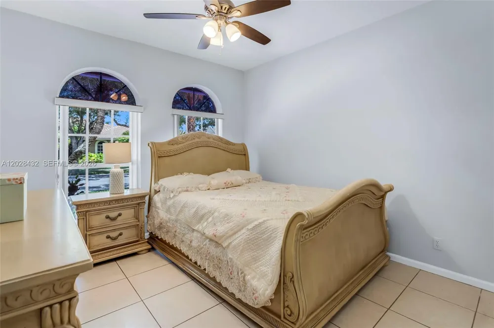 3852 Oak Ridge Cir Weston, FL 33331