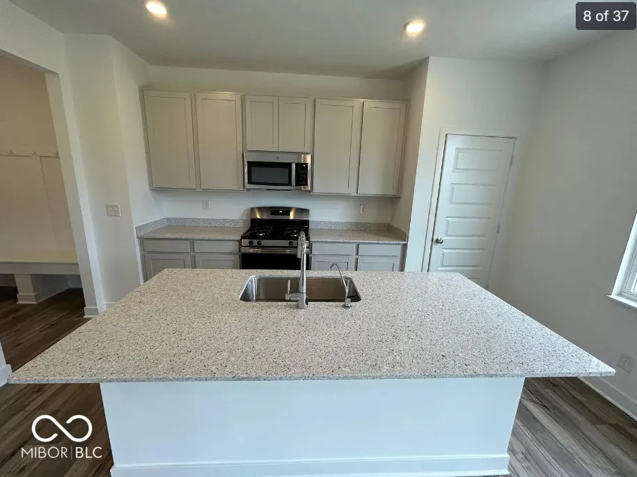 2274 S Stonehill Way New Palestine, IN 46163