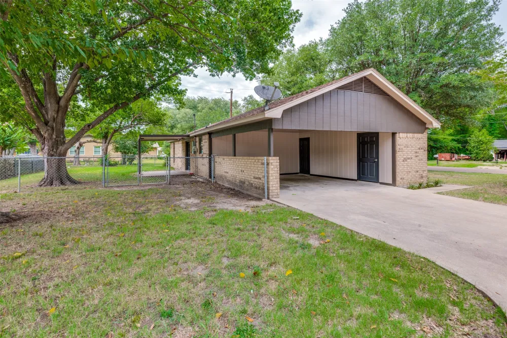 221 1st Street Mabank, TX 75147