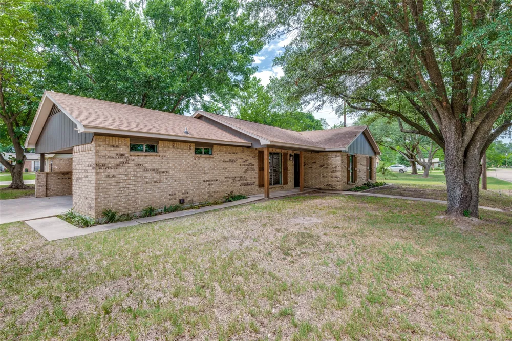 221 1st Street Mabank, TX 75147