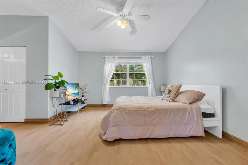 10857 NW 8th St Pembroke Pines, FL 33026