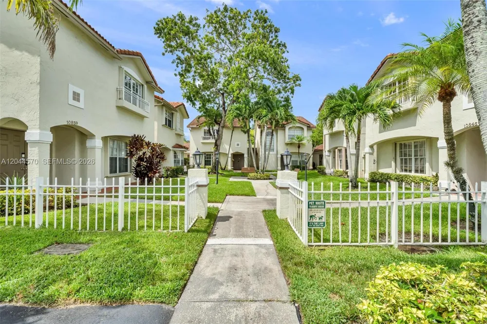 10857 NW 8th St Pembroke Pines, FL 33026