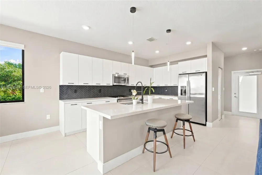 8167 NW 41st St #E-101 Doral, FL 33166