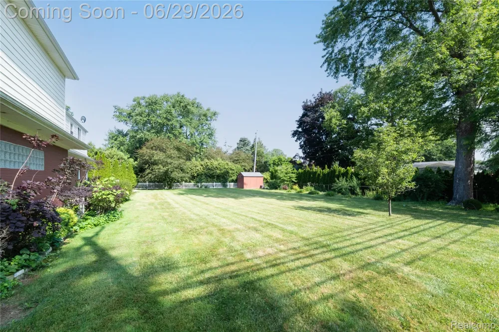 622 Sunningdale Drive Grosse Pointe Woods City, MI 48236