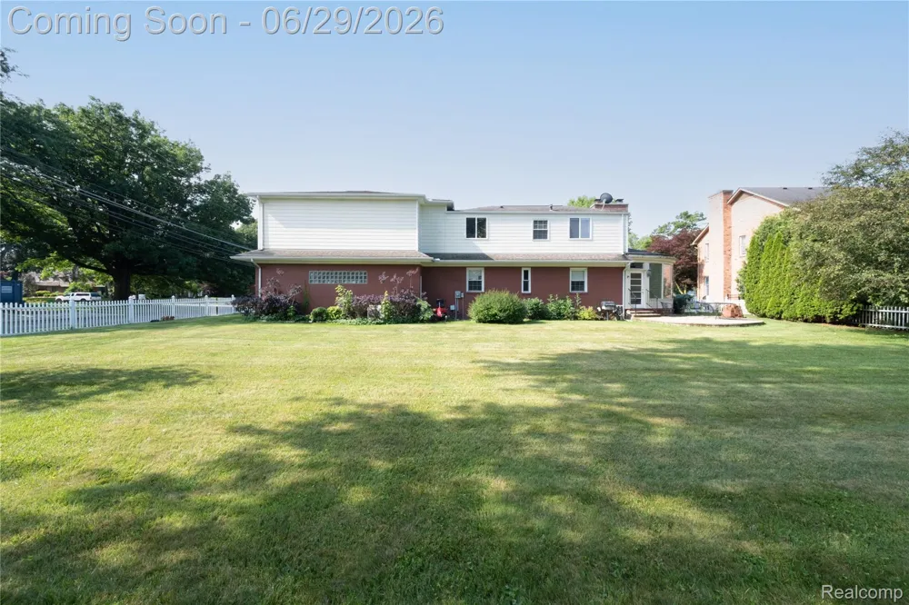 622 Sunningdale Drive Grosse Pointe Woods City, MI 48236