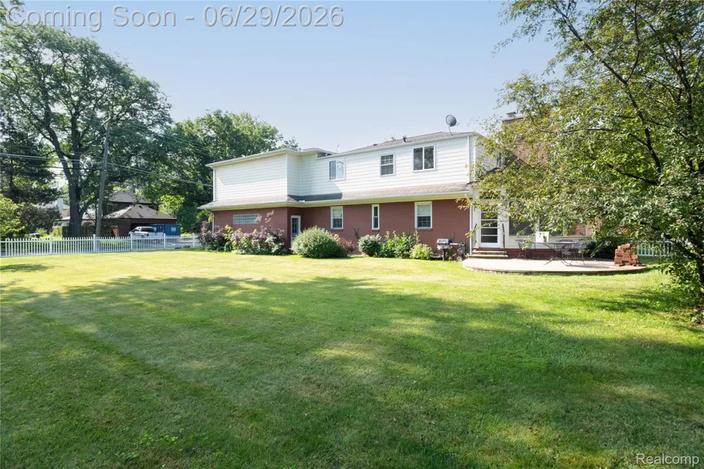 622 Sunningdale Drive Grosse Pointe Woods City, MI 48236