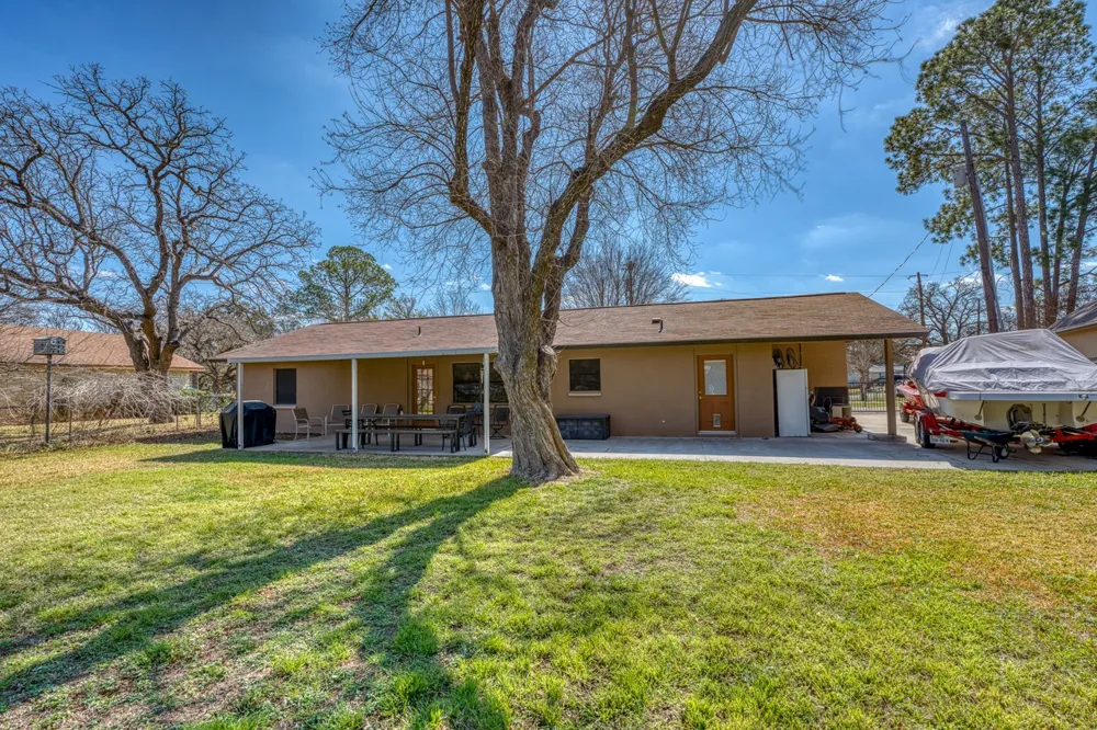 1408 Highland Dr Drive Highland Haven, TX 78654
