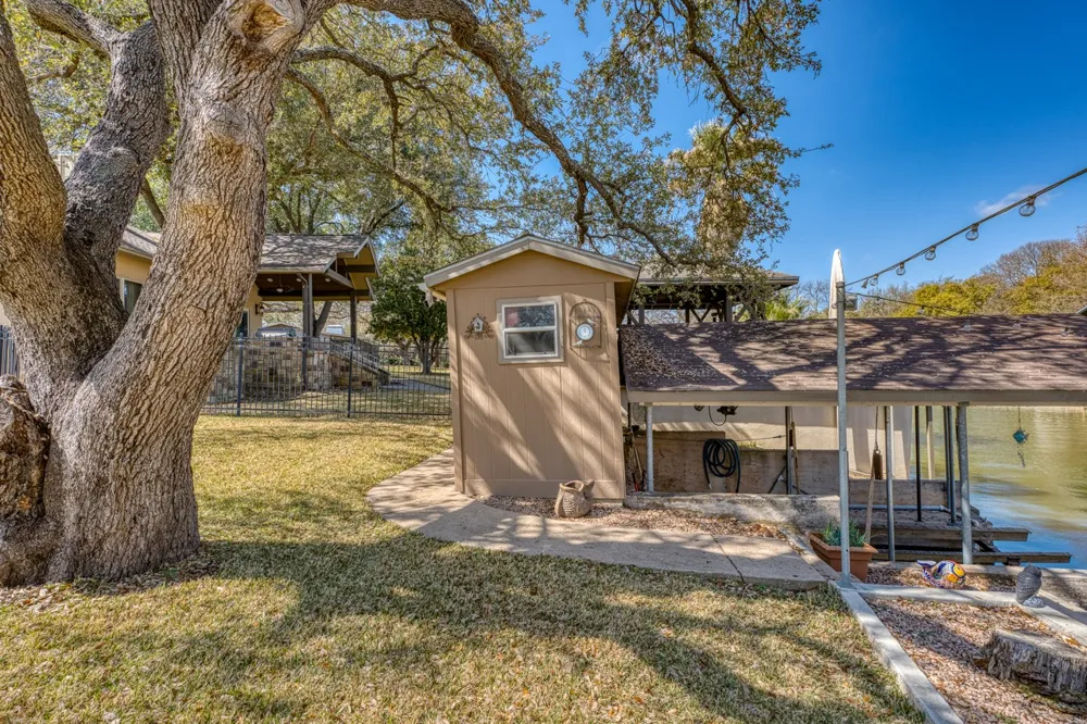 1408 Highland Dr Drive Highland Haven, TX 78654