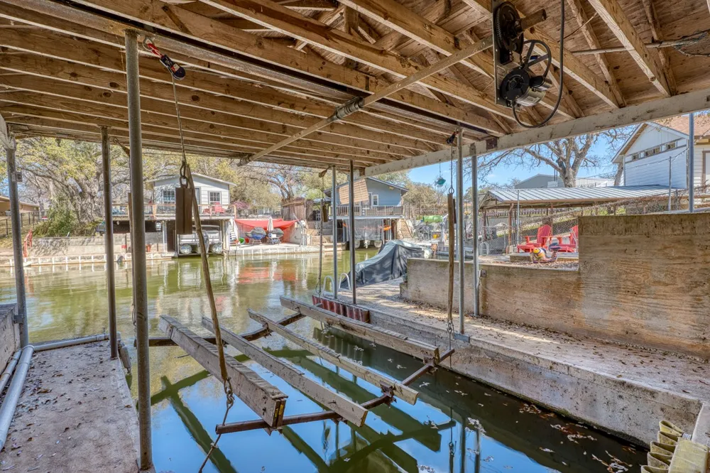 1408 Highland Dr Drive Highland Haven, TX 78654