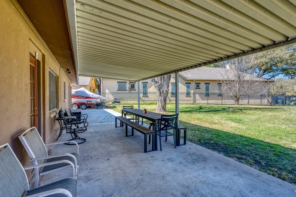1408 Highland Dr Drive Highland Haven, TX 78654