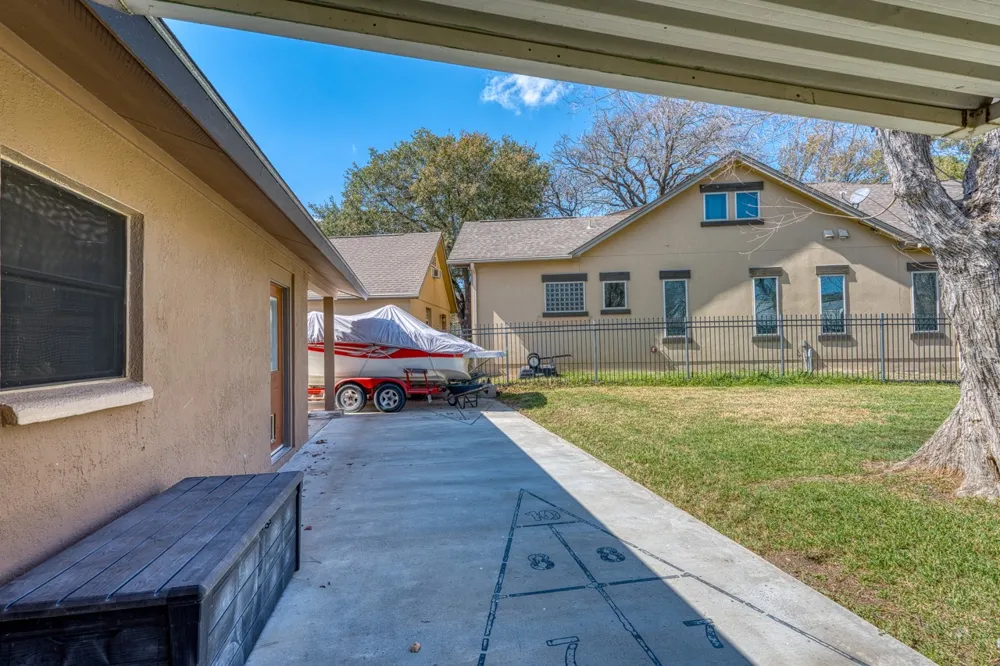 1408 Highland Dr Drive Highland Haven, TX 78654