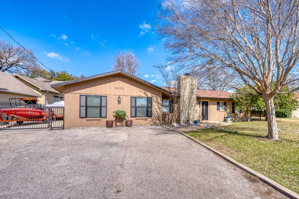 1408 Highland Dr Drive Highland Haven, TX 78654