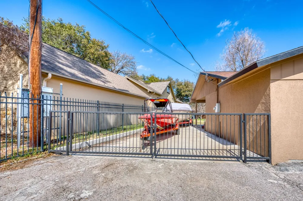 1408 Highland Dr Drive Highland Haven, TX 78654