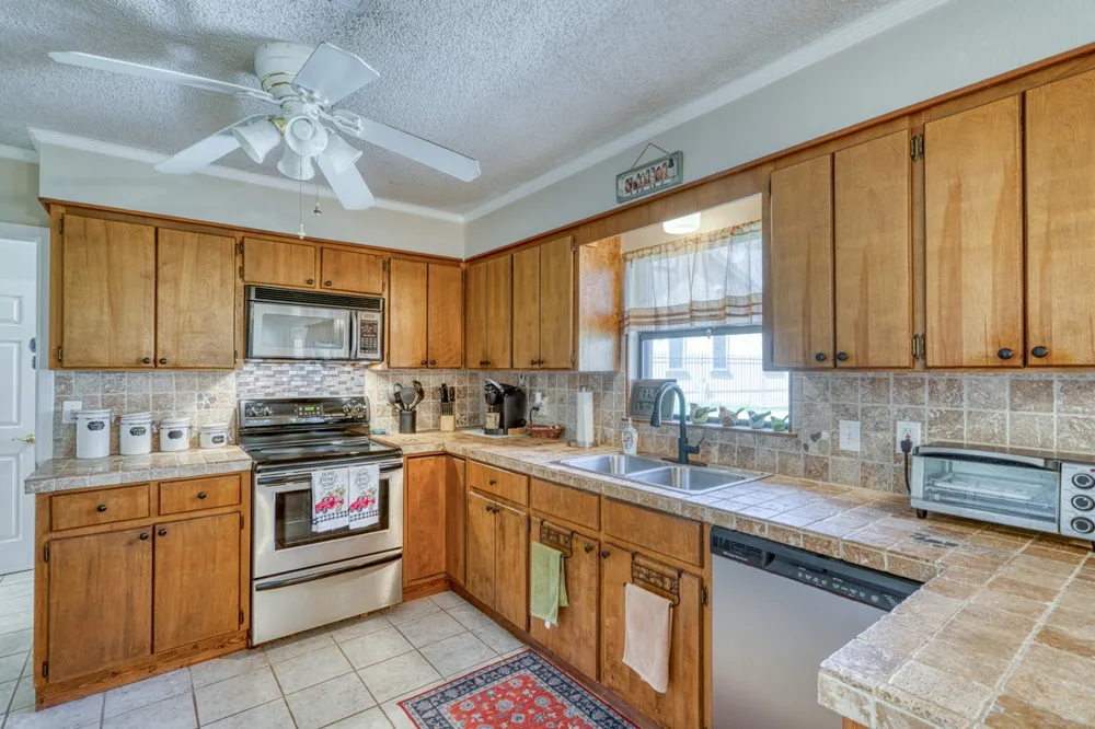 1408 Highland Dr Drive Highland Haven, TX 78654