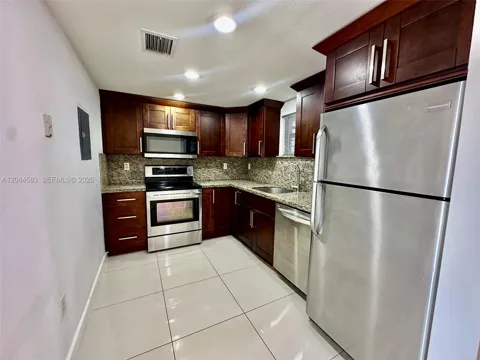 411 SW 37th Ave #3D