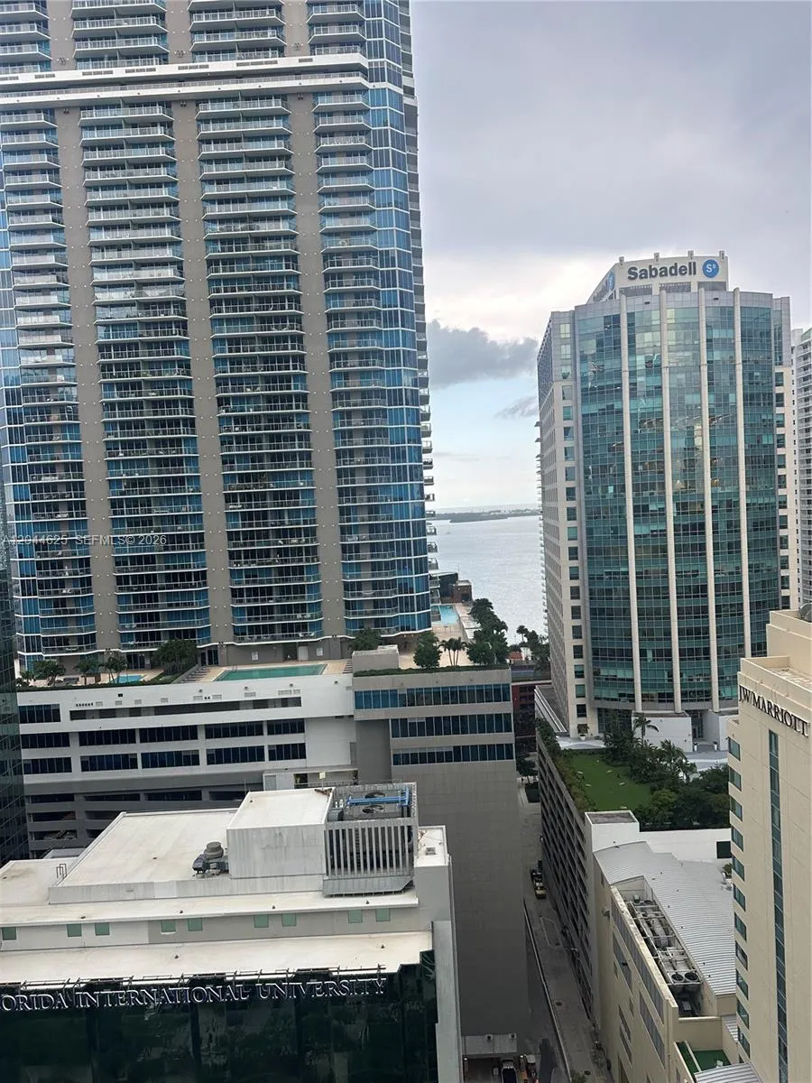 1060 Brickell Ave #2505 Miami, FL 33131