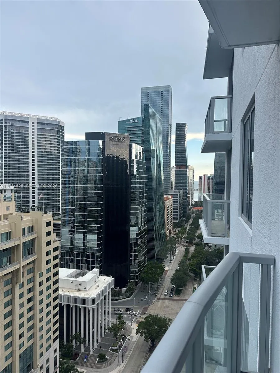 1060 Brickell Ave #2505 Miami, FL 33131