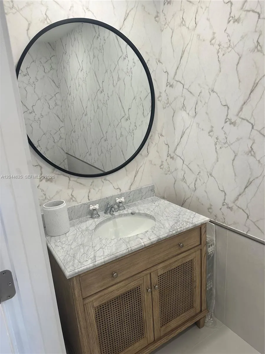 1060 Brickell Ave #2505 Miami, FL 33131