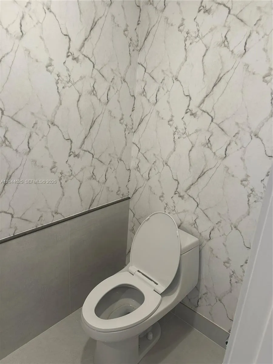 1060 Brickell Ave #2505 Miami, FL 33131