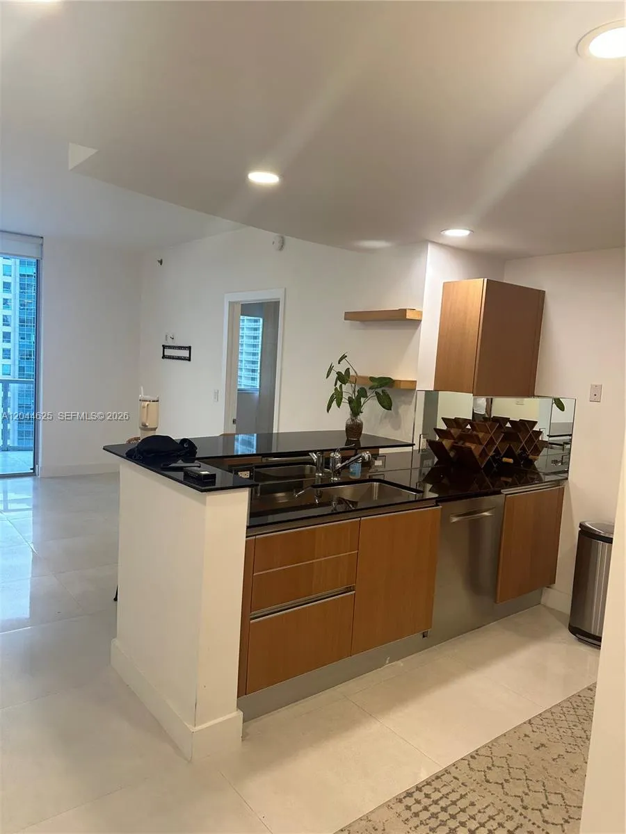 1060 Brickell Ave #2505 Miami, FL 33131
