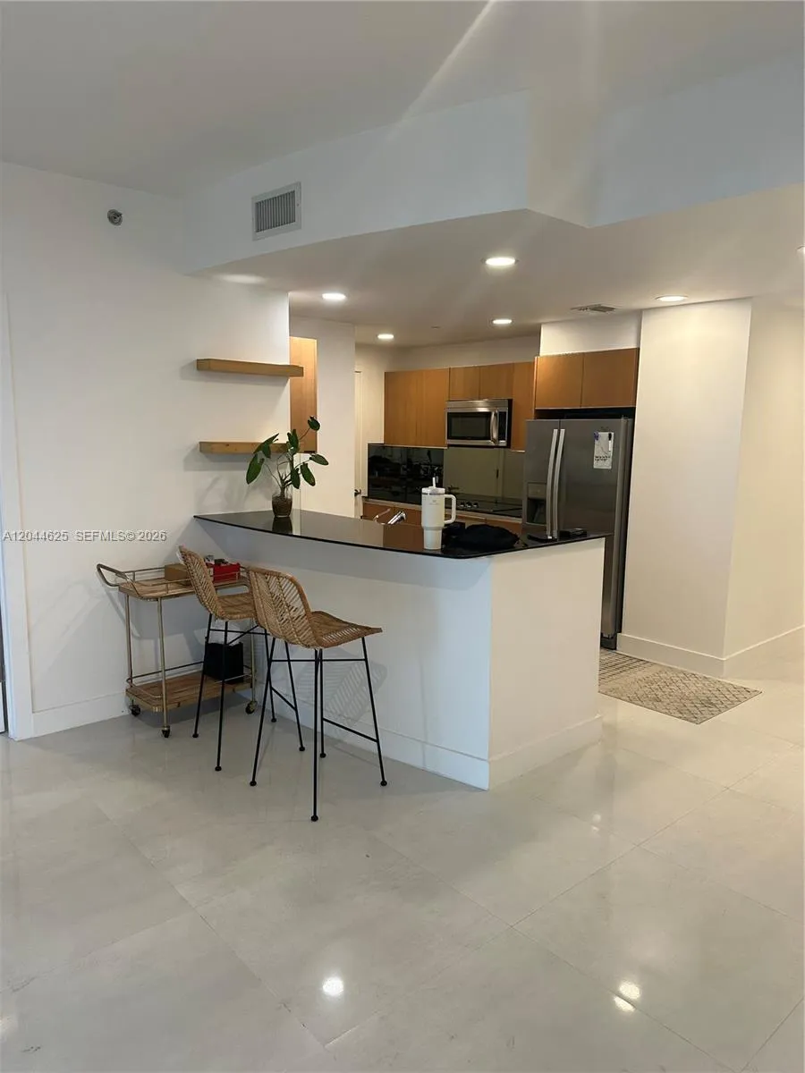 1060 Brickell Ave #2505 Miami, FL 33131