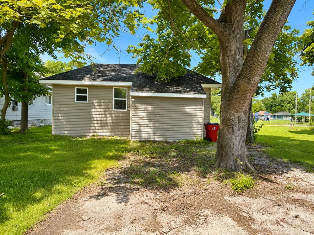 1027 Broadway Benton Harbor City, MI 49022