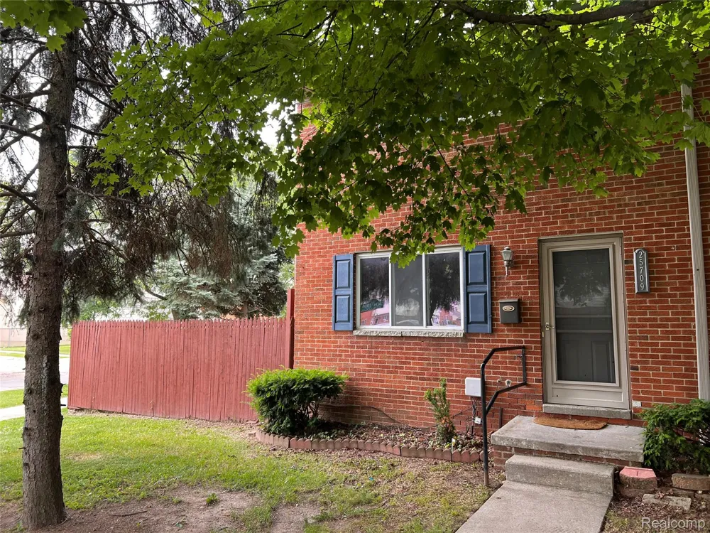 25709 Salem #74 Roseville City, MI 48088