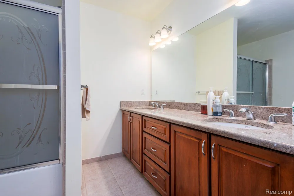461 Tanner Drive Troy City, MI 48085