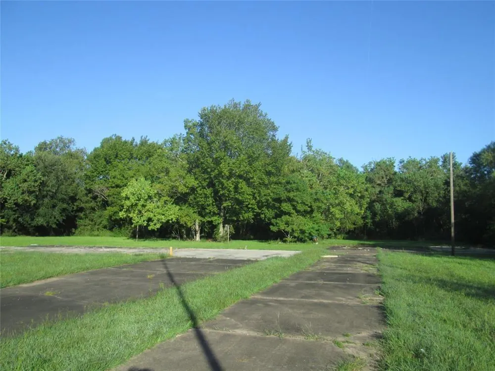 3302 Dixie Farm Road Pearland, TX 77581