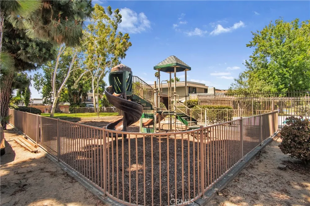 2423 Deodar Santa Ana, CA 92705